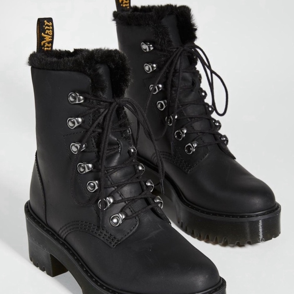 DR MARTENS LEONA FAUX FUR PLATFORM LEATHER BOOTS *NEW IN BOX* SIZE 8